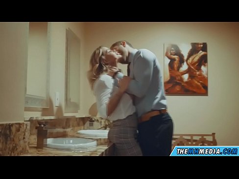 ❤️ Kiam belplena blondulo delogas vin en publika necesejo Anala video ĉe ni % eo.rex-porn-com.ru%